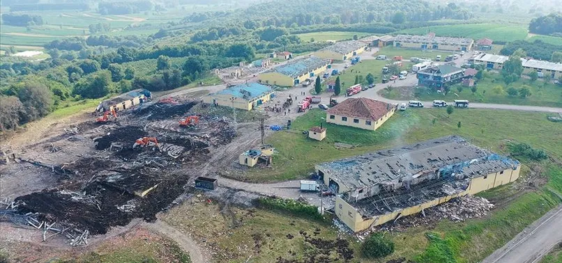 Sakarya Hendek'te patlama olan havai fişek fabrikasındaki arama kurtarma çalışmalarına tekrar başlandı