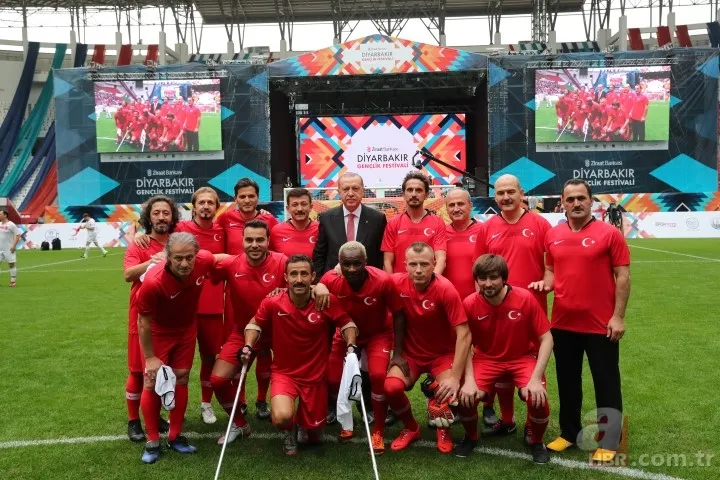 Başkan Erdoğan ünlüler karması maçını başlattı 7