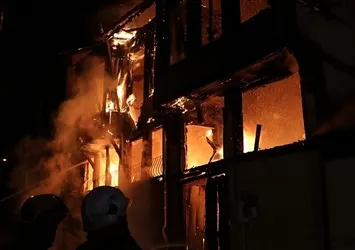 Sivas'ta çıkan yangında 5 ev kullanılamaz hale geldi