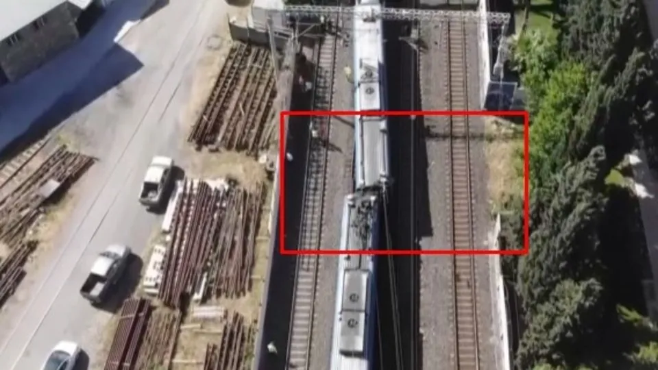 Raydan çıkan tren havadan görüntülendi! İzban treni raydan çıktı yolcular tahliye edildi