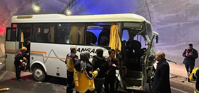 Sivas'ta midibüs ve TIR çarpıştı: 14 yaralı