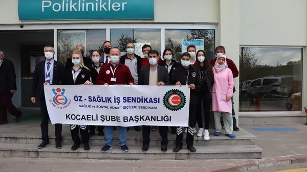 hemsireyi-korumak-isterken-olduresiye-dayak-yedi-o-anlar-kamerada-1633616742545.jpg Hemşireyi korumak isterken öldüresiye dayak yedi! O anlar kamerada - 4