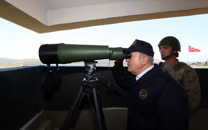 Milli Savunma Bakanı Hulusi Akar Suriye sınırında! Kuleye çıkıp hududu inceledi