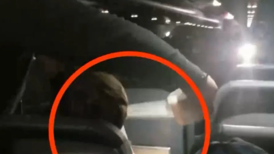 Uçakta panik anları! Koltuğa bağlandı