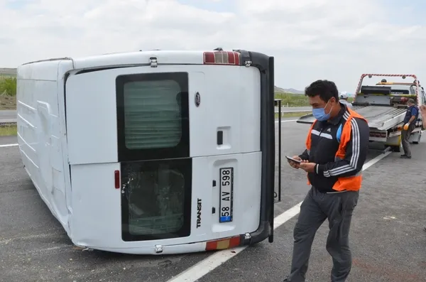 Konya'da işçileri taşıyan minibüs devrildi | Yaralılar var - 1
