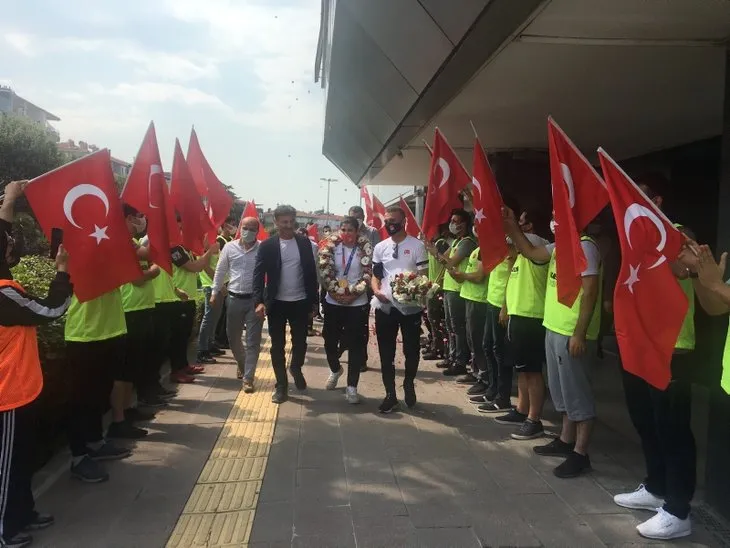 Olimpiyat şampiyonu Busenaz Sürmeneli’den bir yumruk da Kerem Bürsin’e: “Kim ne derse desin yine asarım”