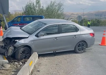 Kırıkkale'de kavşakta korkutan kaza: 2 kişi yaralandı