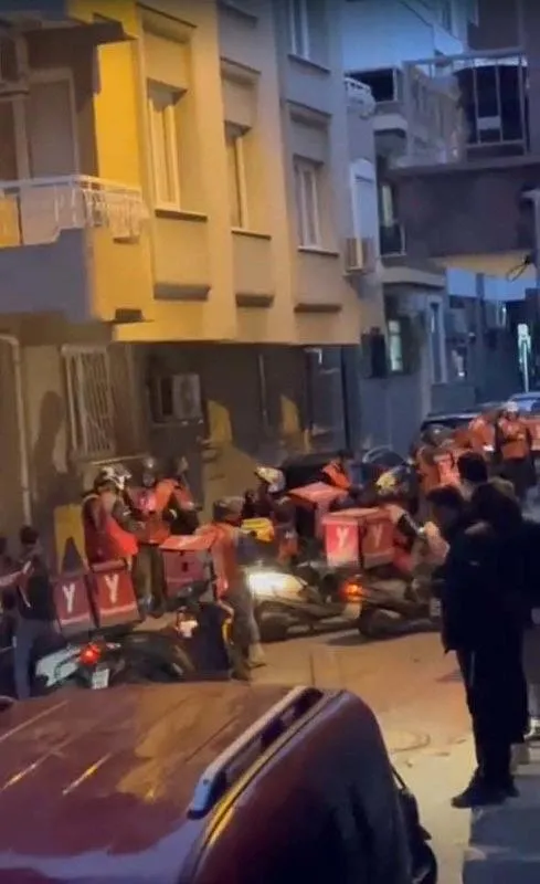 ayrildigi-kiz-arkadasinin-evine-cok-sayida-yemek-siparisi-verdi-o-anlar-kamerada-1713721179403.jpeg Ayrıldığı kız arkadaşının evine çok sayıda yemek siparişi verdi! - 1
