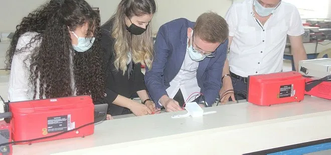 Erzincan’da üniversite öğrencileri koronavirüs hastaları için akıllı bileklik üretti