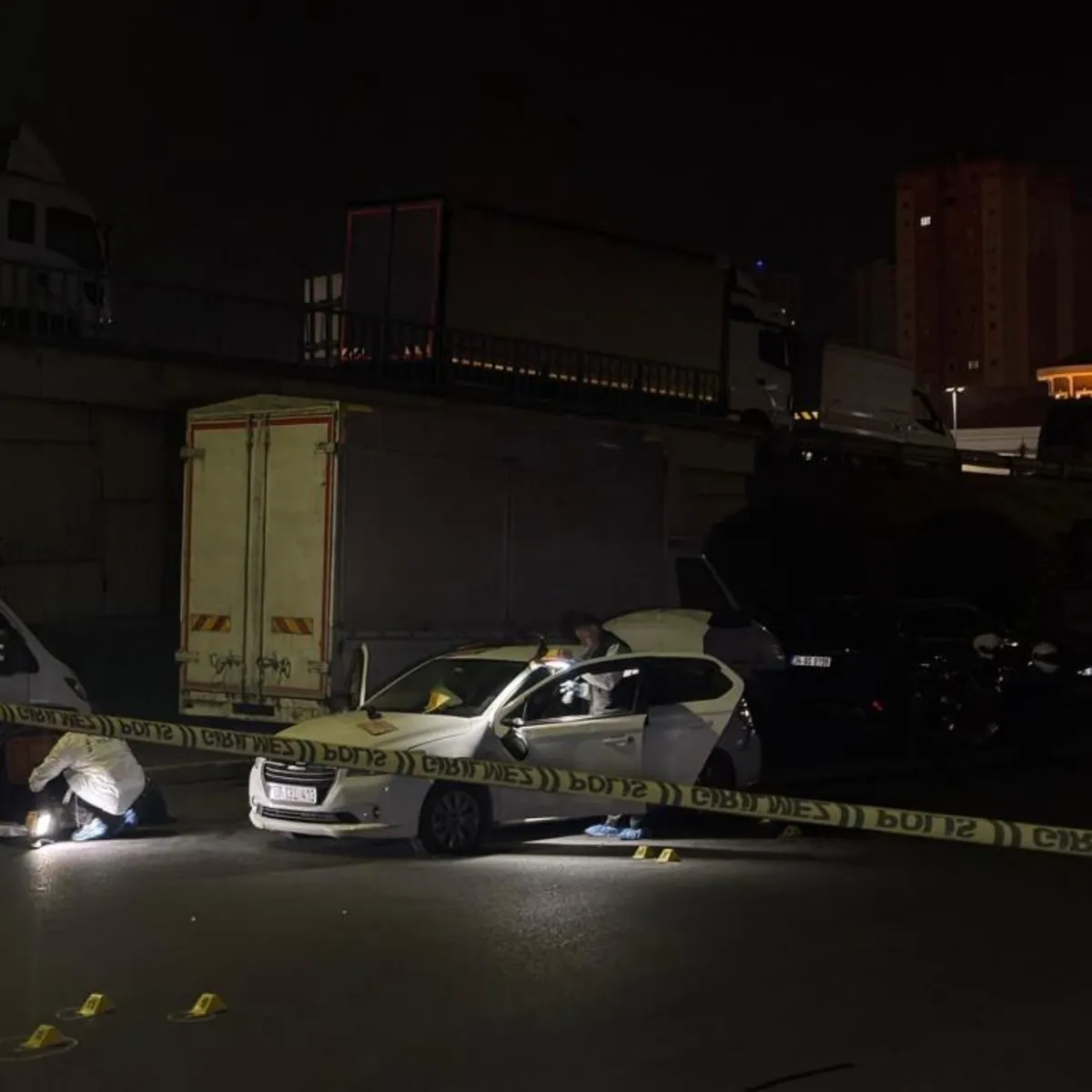 Küçükçekmece'de 'dur' ihtarına uymayan araç kaza yaptı; uyuşturucu ve silah ele geçirildi, 2 kişi gözaltında, 1 polis yaralandı