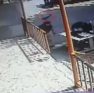 Son dakika: İstanbul Sultangazide dehşet anları kamerada! Başına caraskal düşen adam hayatını kaybetti