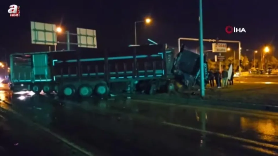 Amasya’da 2 tır kavşakta çarpıştı