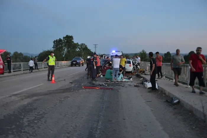 Çanakkale’de feci kaza! İki otomobil kafa kafaya çarpıştı: 3 ölü 5 yaralı - 2