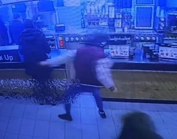 1707120070598.jpeg Yemek yemeye gitti nişanlısının kollarında can verdi! İstanbul'da kan donduran olay: Tekme tokat saldırı kamerada - 3
