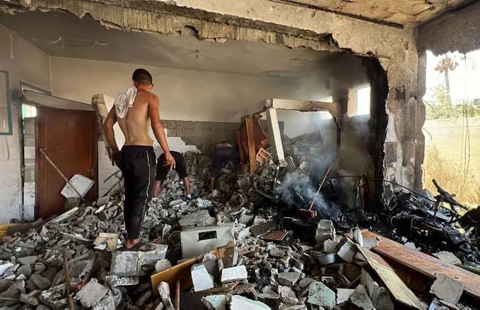 Katil İsrail kana doymuyor! Sahra hastanesine bomba yağdırdı