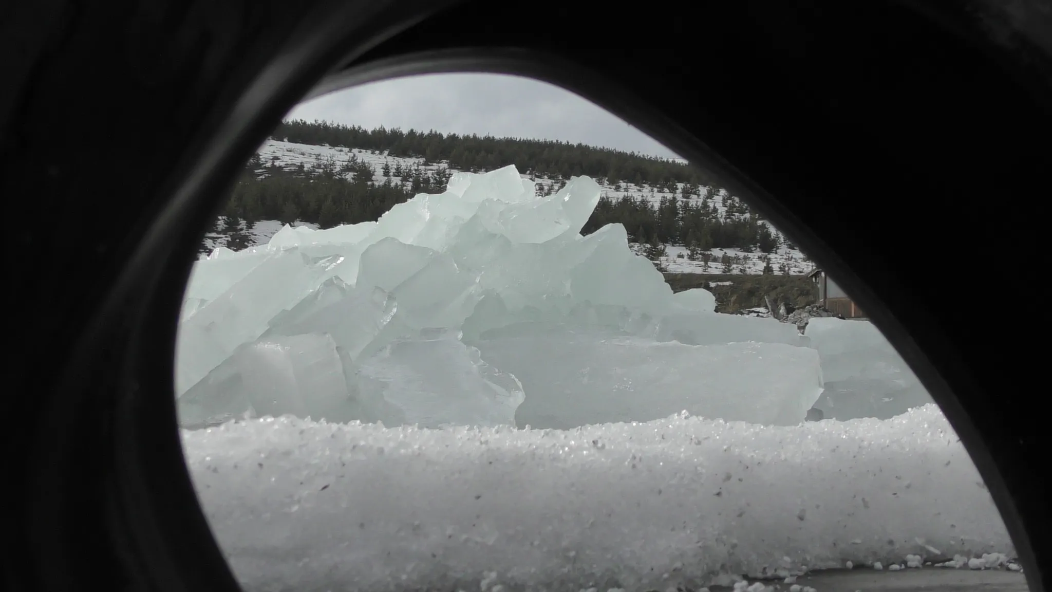 Çıldır Gölü’nde kutupları aratmayan manzara