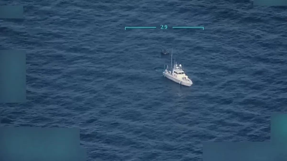 MSB, Yunan Sahil Güvenlik botunun düzensiz göçmenleri Türk kara sularına ittiği anları paylaştı