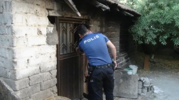 bir-elinde-alkol-obur-elinde-silah-antalyada-silahli-saldirgan-dehset-sacti-1653383714711.jpg Bir elinde alkol öbür elinde silah! Antalya’da maganda dehşeti - 5