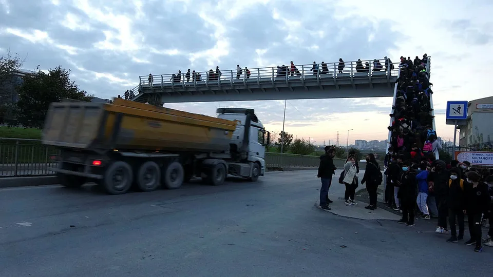 Hafriyat kamyonları öğrencilerin kabusu oldu! Okul yolunda tedirgin eden görüntüler