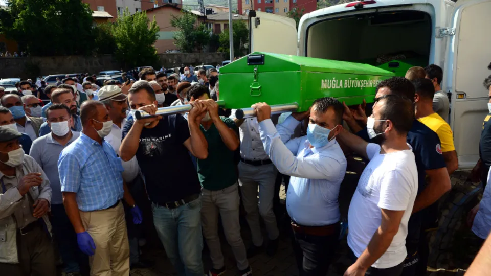 Vahşice katledilen Pınar Gültekin toprağa verildi