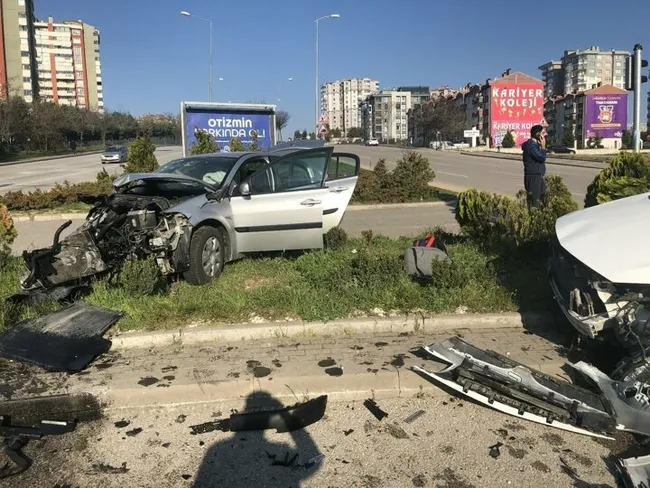 Ankara’da 2 otomobil kafa kafaya çarpıştı: Üçü çocuk 7 kişi yaralandı - 3