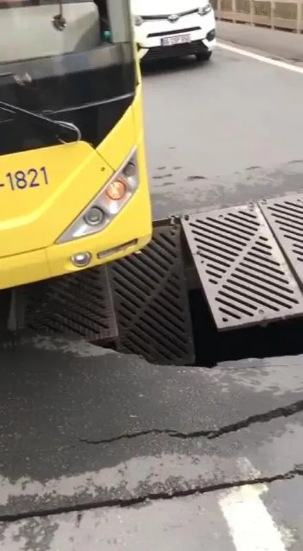 istanbulda-iett-otobusu-gectigi-sirada-rogar-coktu-1661415856709.jpg İstanbul’da İETT otobüsü geçti yol çöktü! Otobüsün ön lastikleri göçüğe girdi - 3