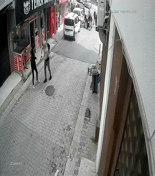 istanbul-kucukcekmecede-kuyumcu-soygunu-3-soyguncudan-biri-yaralandi-ekipler-bolgede-1713953477792.jpeg İstanbul Küçükçekmece'de kuyumcu soygunu! 3 soyguncudan biri yaralandı! Ekipler bölgede - 1