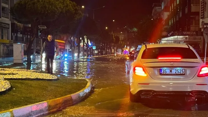 Aydın’da araçlar yağmur sularının içinde kaldı! Çaresizce araçlarının kurtarılmasını beklediler