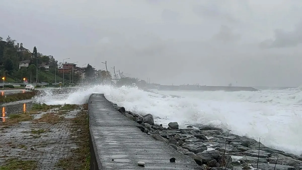 Rize'de fırtına etkisi! 'sahilden uzak durun' uyarısı