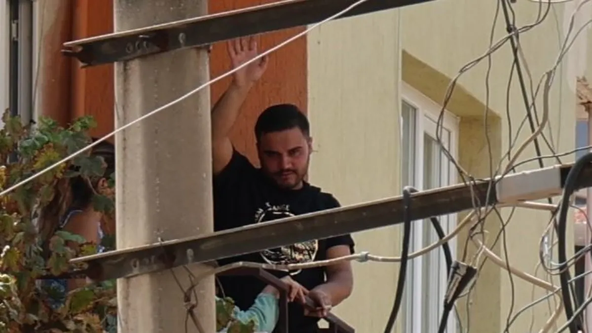 İzmir'de hareketli dakikalar: Önce etrafa ardından kendine ateş etti