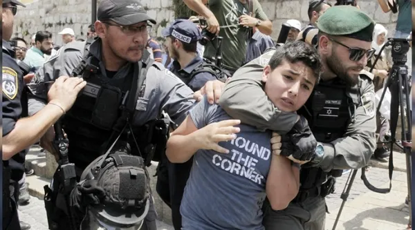 israil-polisinden-11-yasindaki-filistinli-cocuga-gozalti-1634059440320.jpg İsrail polisinden 11 yaşındaki Filistinli çocuğa gözaltı - 1
