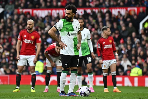 Manchester United ile berabere kalan Liverpool şampiyonluk yolunda yara aldı