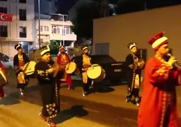 Mehter marşıyla sahura kalktılar