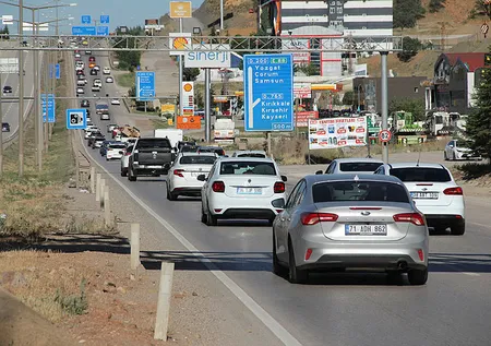 "Kilit kavşak" olarak bilinen Kırıkkale'de bayram trafiği! Drone ile takip sıkı denetim