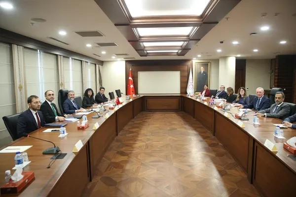 bakan-nebatiden-birlesik-krallik-ile-kritik-gorusme-mevcut-ticaret-hacmi-cok-yonlu-gelistirilecek-1662573631002.jpeg Bakan Nebati'den Birleşik Krallık ile kritik görüşme: Mevcut ticaret hacmi çok yönlü geliştirilecek - 1
