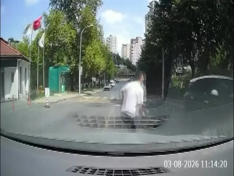 Faciaya ramak kala! Başakşehir'de kayan aracı son anda durdurduğu anlar kamerada - 3