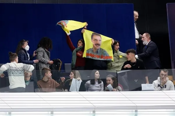 1676494819037.jpg Bebek katili terörist başı Abdullah Öcalan'ın paçavrası Avrupa Parlamentosu binasında! Alçak girişim... - 3