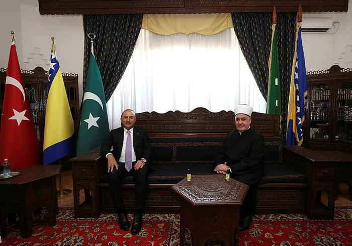 Bakan Mevlüt Çavuşoğlu, Aliya İzetbegoviç’in kabrini ziyaret etti