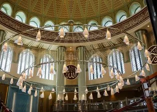 Taksim Camii'nde sona doğru: Dev avize takıldı! 20 metre yüksekliğinde