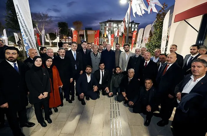 Asrın felaketinden asrın birlikteliğine! Başkan Erdoğan’dan esnafa ve depremzede Karakuş ailesine ziyaret