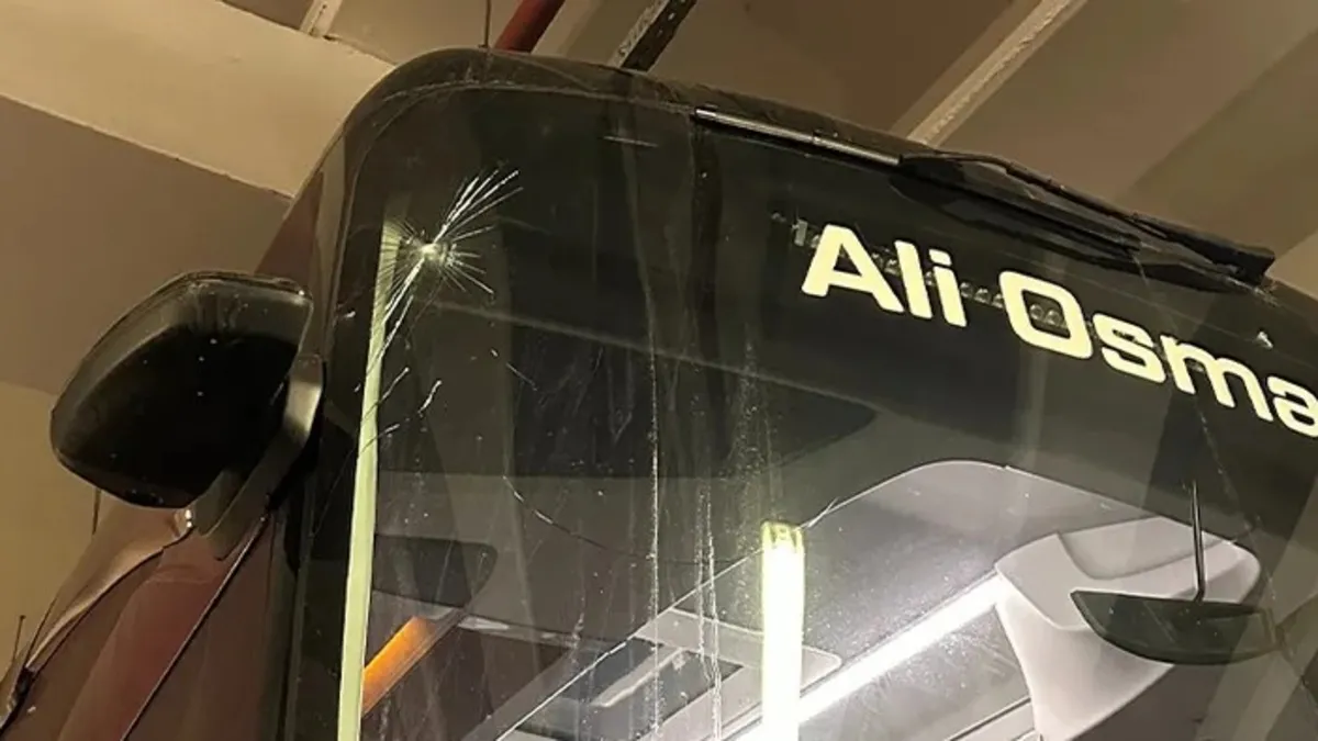 Önce Kocaeli şimdi de Antalya! Trabzonspor takım otobüsüne taşlı saldırı | Kulüpten kınama