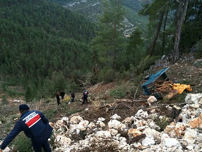 Burdur’da otomobil uçurumdan yuvarlandı: Baba öldü oğlu yaralı - 2