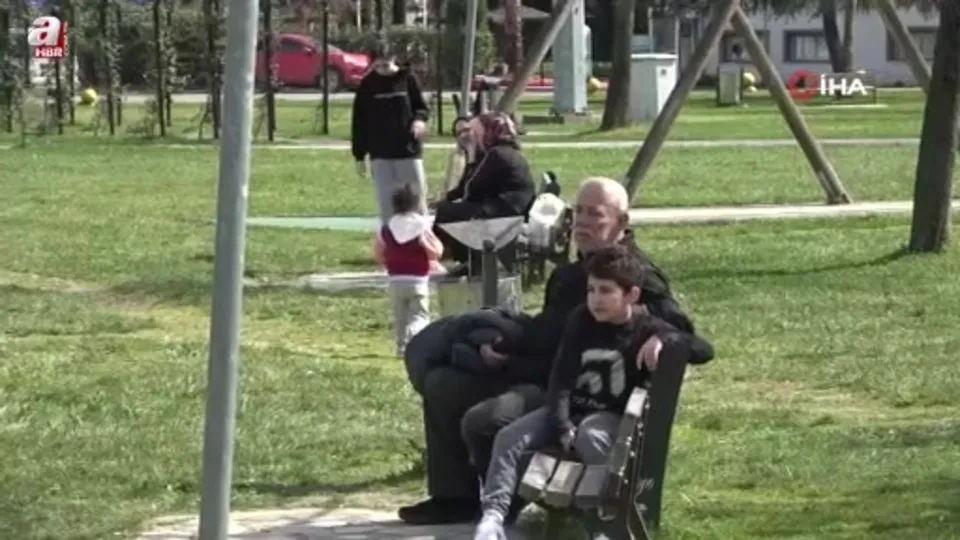 Sıcak havayı gören soluğu parklarda aldı
