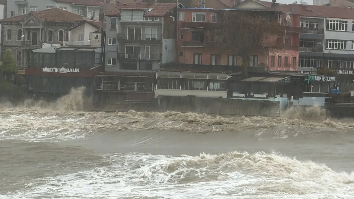 Amasra’da dalgalar restoranların pencerelerine vurdu - 2