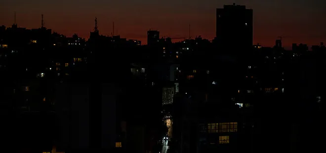 Ülke genelinde elektrikler kesildi! Tamamen karanlığa gömülen ülkede kriz büyüyor