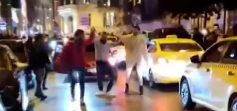 Trafik maganları sokakları birbirine kattı! Araç üstüne çıkıp dakikalarca dans etti