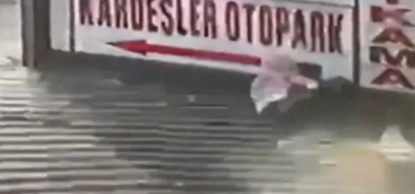 Bursa’da buzlu yolda düşen baba kucağındaki kızını böyle kurtardı - 1