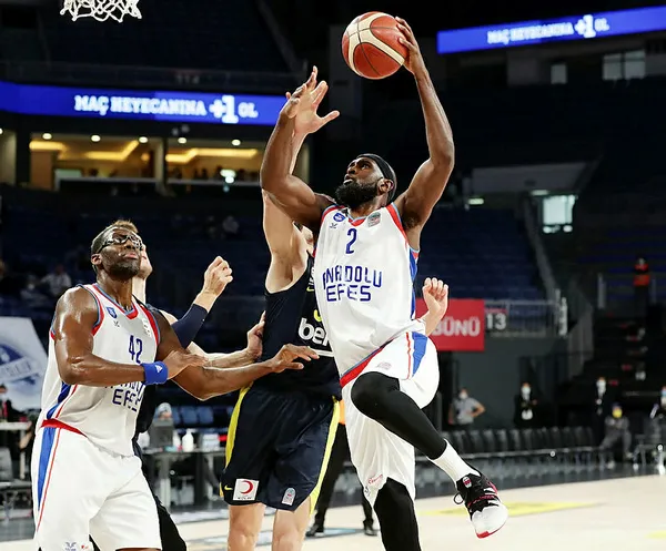Anadolu Efes, Fenerbahçe’yi mağlup ederek seride durumu 2-0 yaptı