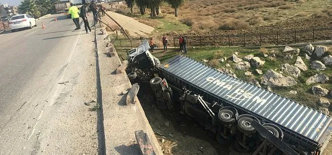 Adana’da feci kaza: Kontrolden çıkan TIR köprüden düştü