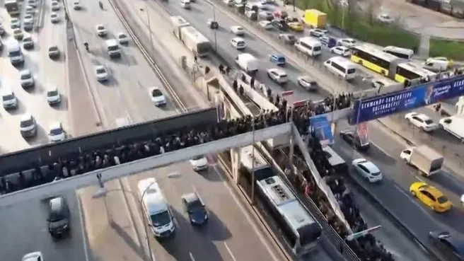 İstanbul Yenibosna'da metrobüs kuyruğu